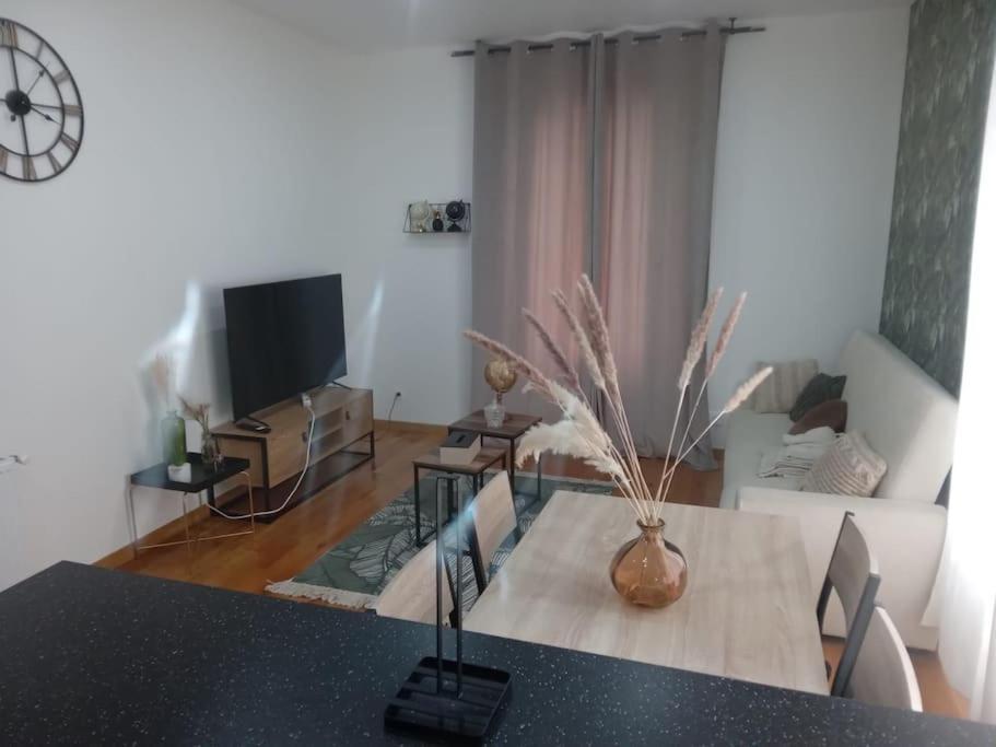 Joli Appartement De Vacances Ecouen ภายนอก รูปภาพ