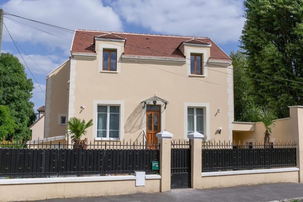 Joli Appartement De Vacances Ecouen ภายนอก รูปภาพ